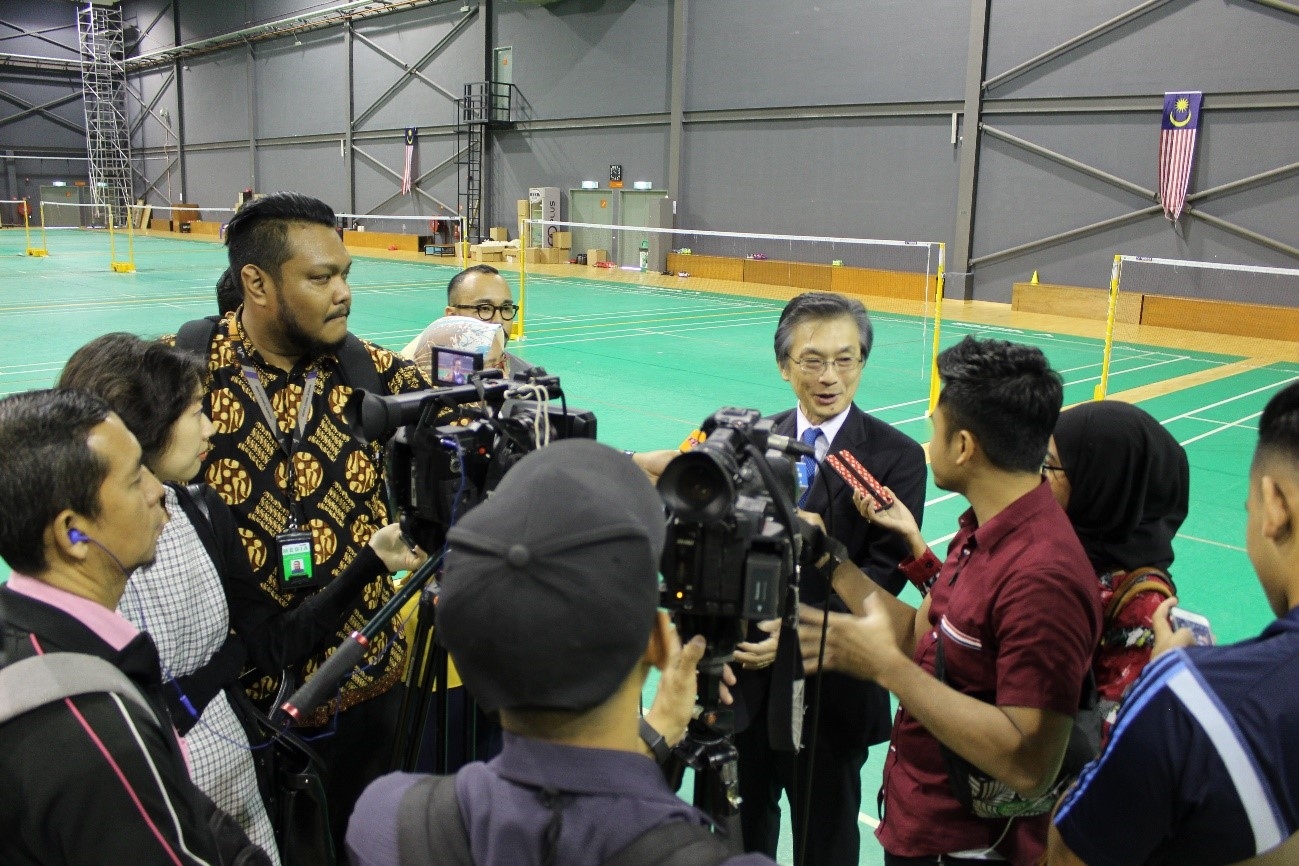 岡大使のバドミントン マレーシア代表チーム激励 在マレーシア日本国大使館